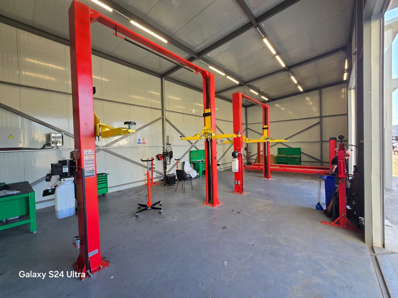 2 Post Car Lift/ 2- სვეტიანი ავტოამწე