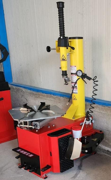 Tire disassembling and assembling machine