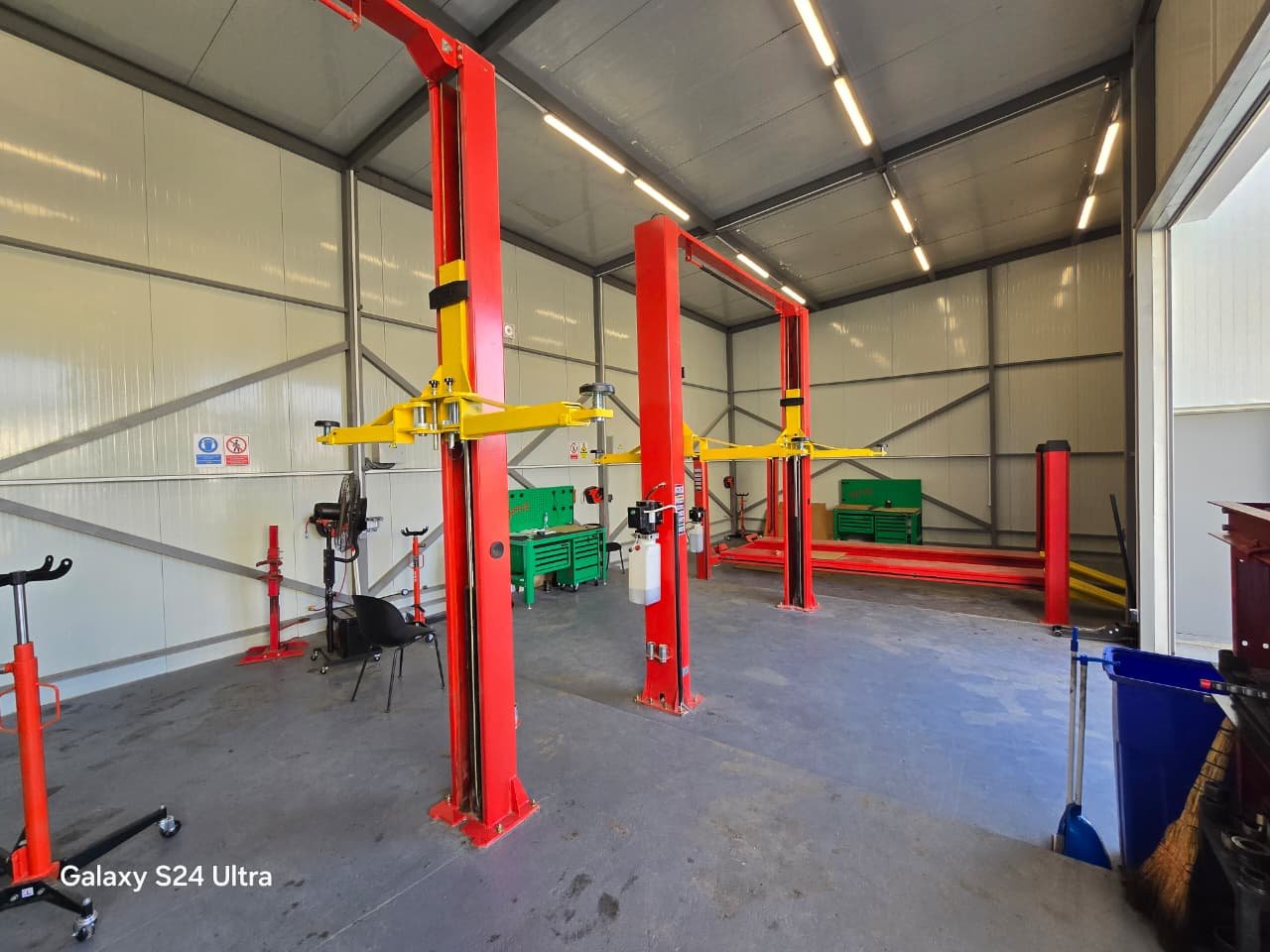 2 Post Car Lift/ 2- სვეტიანი ავტოამწე