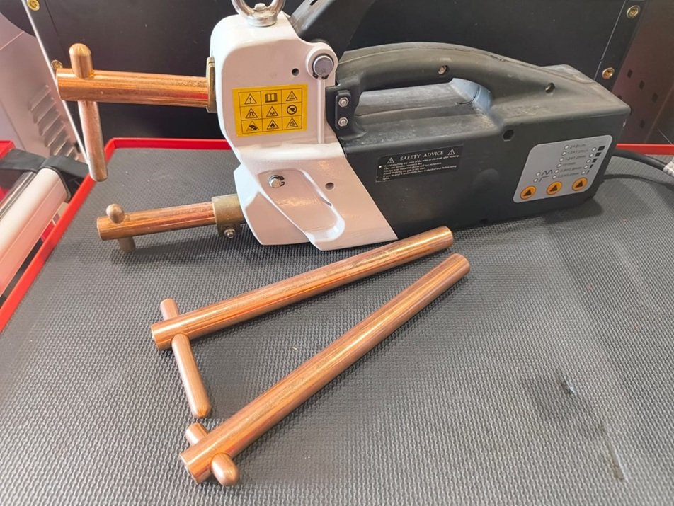 Double-sided spot welding machine (Kempi)