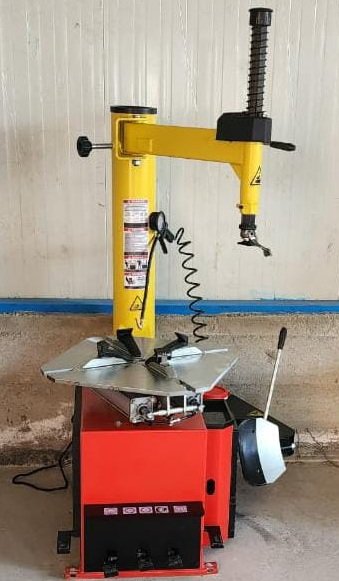 Tire disassembling and assembling machine