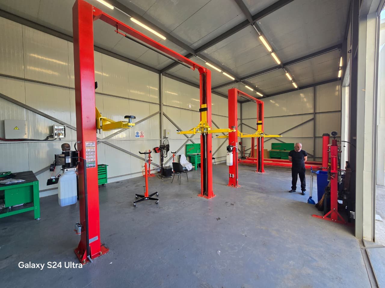 2 Post Car Lift/ 2- სვეტიანი ავტოამწე