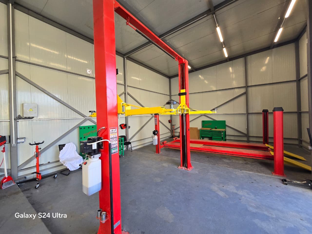 2 Post Car Lift/ 2- სვეტიანი ავტოამწე